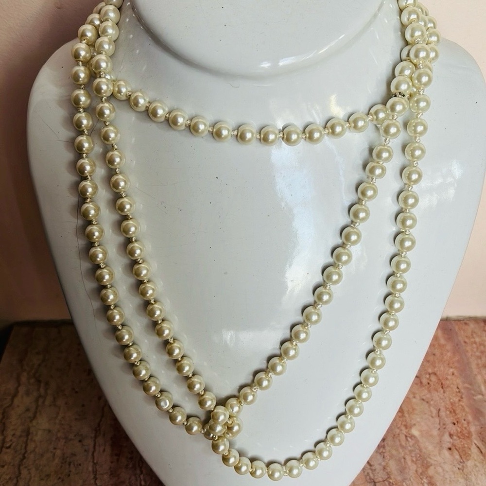 Long pearl necklace